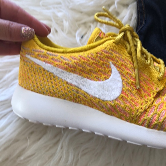 Like new...Nike FlyKnit Roshe Run Shoes. Sz 7 - Picture 5 of 11